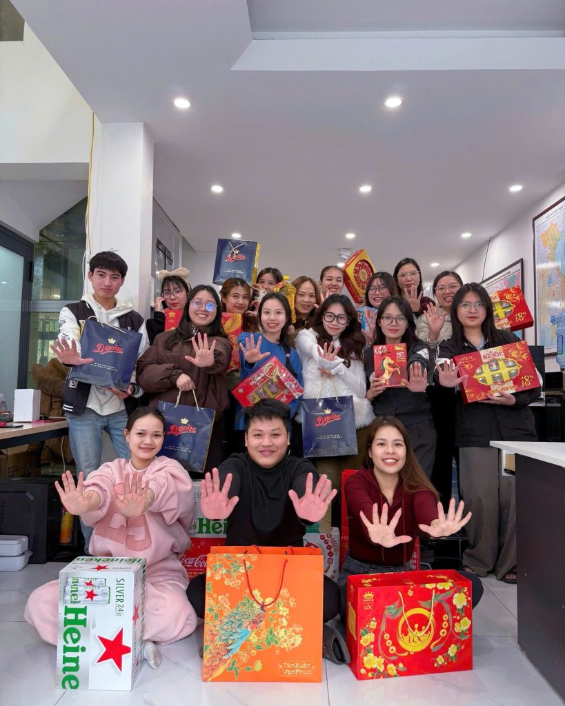 Tặng quà Tết cho nhân viên Logistics Lý Tưởng Việt Nam thể hiện văn hóa doanh nghiệp